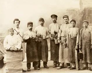 Colgadores de papel tapiz, 1880